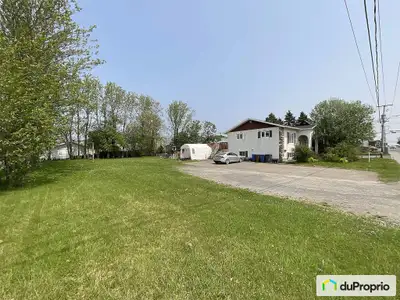 À QUI LA CHANCE? Propriété familiale avec grand terrain rare en ville. Maison avec beaucoup de poten...