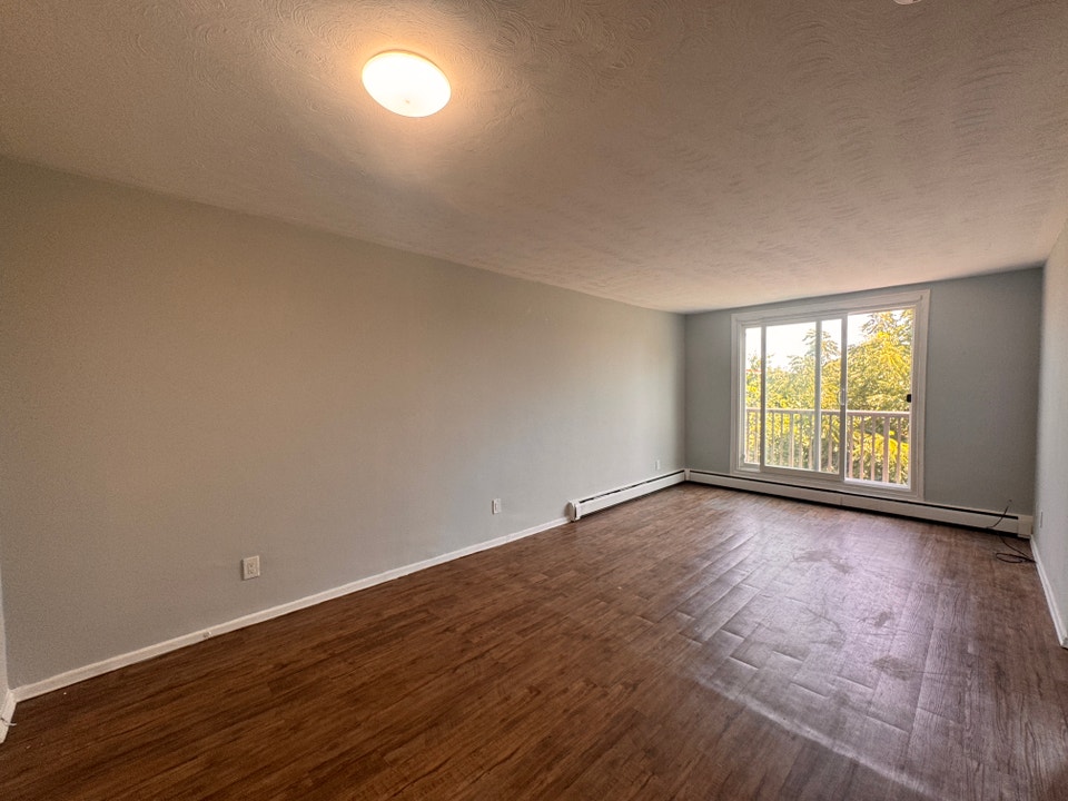 Refreshed & Bright 2 Bed Apartment In Galt! (Unit 26) 3
