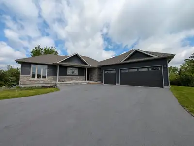 4648 Davidson Road - Stunning country home - 3 bedrooms, 2 bathr