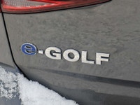 LOW KMS! E-GOLF, EV, FULLY LOADED, LEATHER INTERIOR, HEATED SEATS, PUSH BUTTON START, BACKUP CAMERA... (image 4)