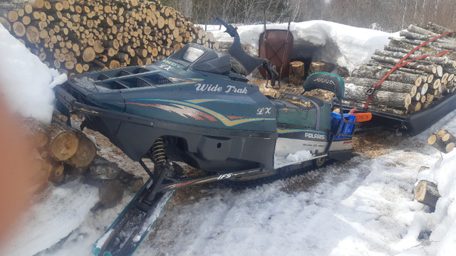 POLARIS 500 LX WIDE TRACK 1997 a 2008...Drive Shaft whit sproket in Snowmobiles Parts, Trailers & Accessories in Bathurst