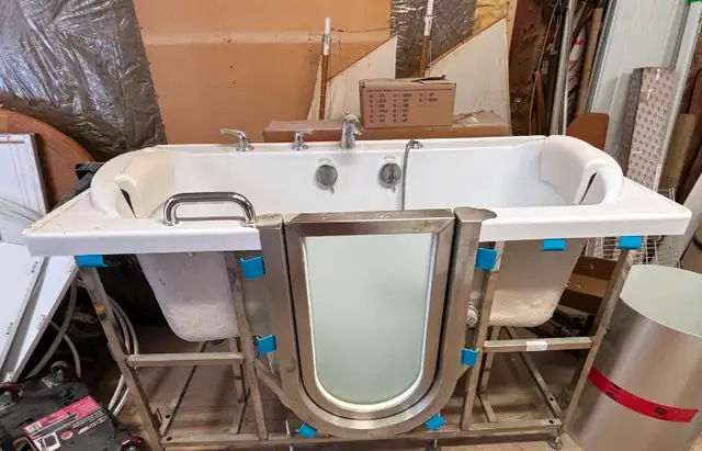 Walk In, 2 seater soaker/bathtub.  Ideal for seniors & others.62863277646593121