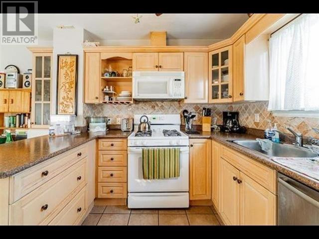 2720 BOUNDARY ROAD Burnaby, British Columbia in Houses for Sale in Vancouver - Image 3