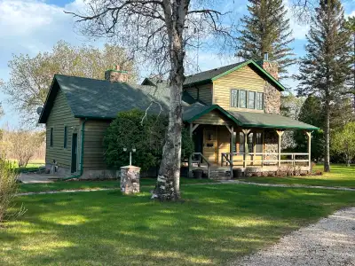 SOLD!!! 612 URBAN ROAD LAC DU BONNET, MB R0E 1A0 MLS# 202510624 Showings start May 18th. WATERFRONT...