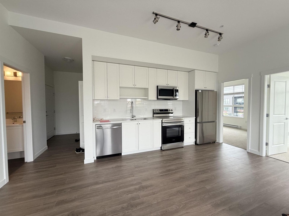 607 15733 85 AVENUE Surrey, British Columbia 4