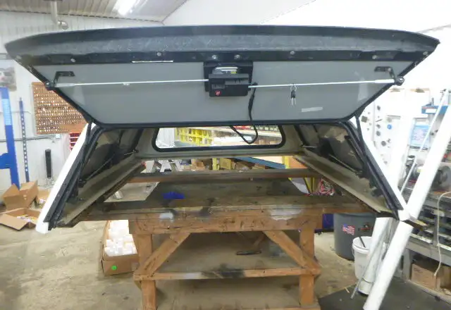 2020 - 2026 Chevrolet Silverado HD 2500/3500 6'9 White Truck Cap in Other Parts & Accessories in Kitchener / Waterloo - Image 4