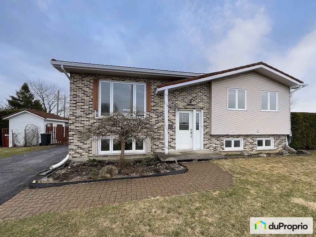 $489,000 - Bungalow for sale in St-Hyacinthe — photo 1