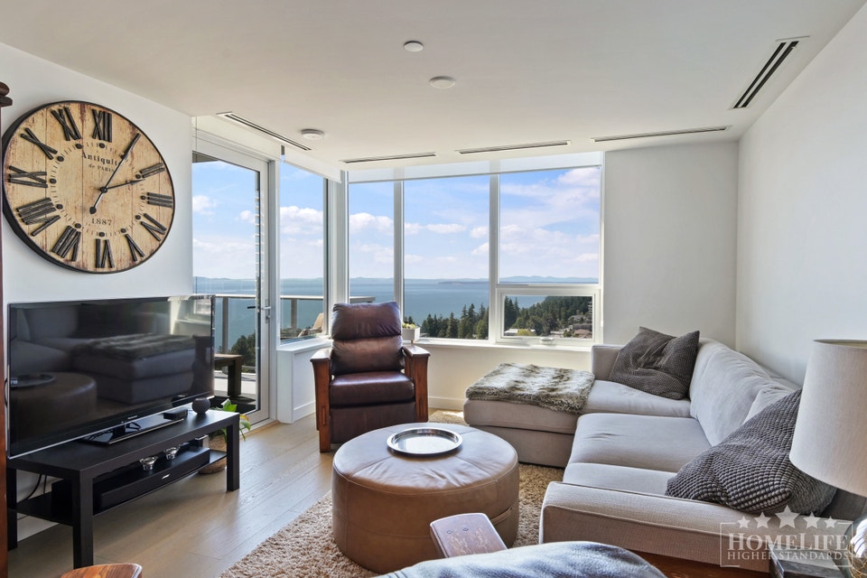 Stunning 2 Bed, 2 Bath Condo with Ocean Views in White Rock 4