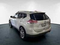 Meet the 2015 Nissan Rogue SL, a silver AWD SUV that perfectly combines robust handling with everyda... (image 4)