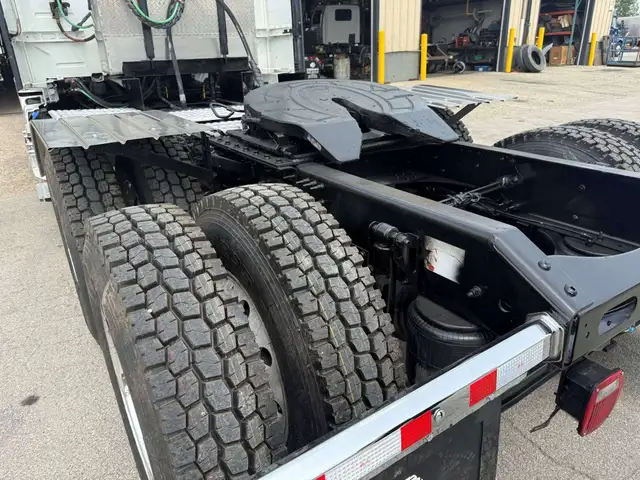 2022 Volvo VNR64T DAYCAB Wetline Included! New Drive Tires in Heavy Trucks in Oakville / Halton Region - Image 4