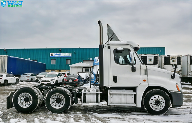2019 FREIGHTLINER Daycab 782K Kilometers Driven in Heavy Trucks in Mississauga / Peel Region - Image 11