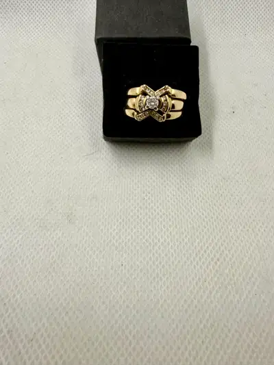 We are selling a Women's 14K gold engagement set. ♦Stamped 14K as well as tested ♦Diamonds are teste...