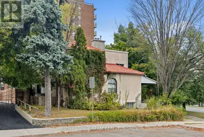 OPEN HOUSE SUNDAY NOV 16 , 2pm-4pm A distinguished duplex with a white stucco façade and red-tiled r...