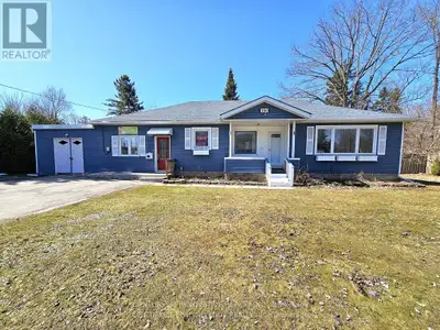Available Immediately! Bright & versatile bungalow in the heart of Keswick South, offering a rare op...