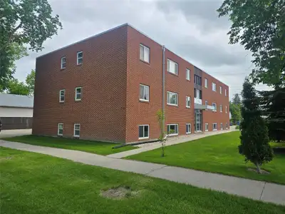 3L//Winnipeg/OPEN HOUSE SUNDAY 12:30-2PM! Affordable and spacious condo in a quiet, well-maintained...