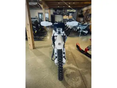 2026 Husqvarna TE 150 The 2026 Husqvarna TE 150 is a lightweight, agile 2-stroke enduro bike featuri...