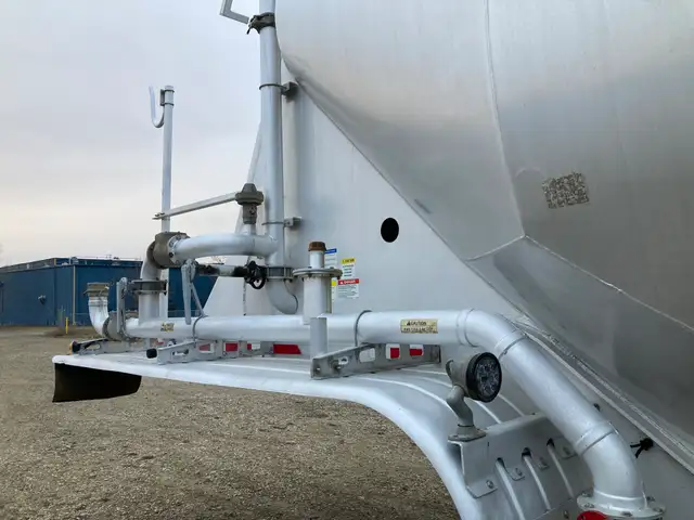 2011 MAC 1480 Cubic Ft Dry Bulk / Pneumatic Tank Trailer in Heavy Equipment in Delta/Surrey/Langley - Image 13