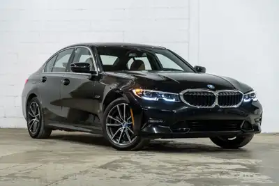 *English below* *Français:* Cette BMW 330e xDrive 2022 affichant 46 615 km, provenant d'un seul prop...