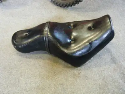 1997 Kawasaki EN 500 Vulcan seat in good condition. Small tear/wear marks on inside corners of base,...