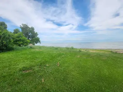 R40//Alonsa/Now is the time to build your dream home or cabin! This pie shaped lot- 91ft frontage x...