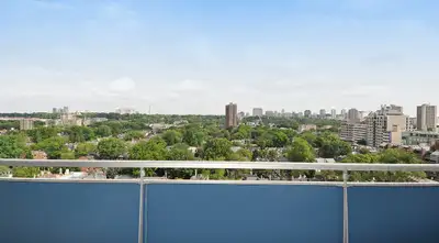 Positioned just off Avenue Road in the esteemed Yorkville district, Prince Arthur offers a gym and l...