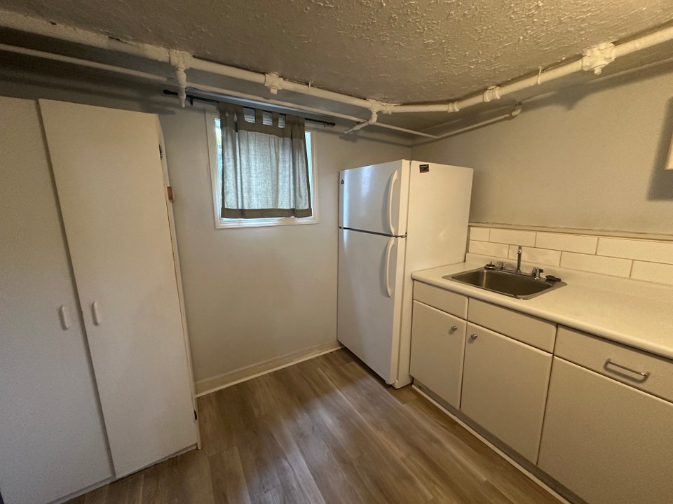 Cozy Downtown Living in a Quiet Mature Neighbourhood! 3