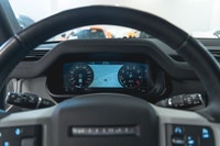 Land Rover Defender 110 P400 SE 2023: - Extérieur blanc FUJI et intérieur en cuir noir EBONY - Garan... (image 2)