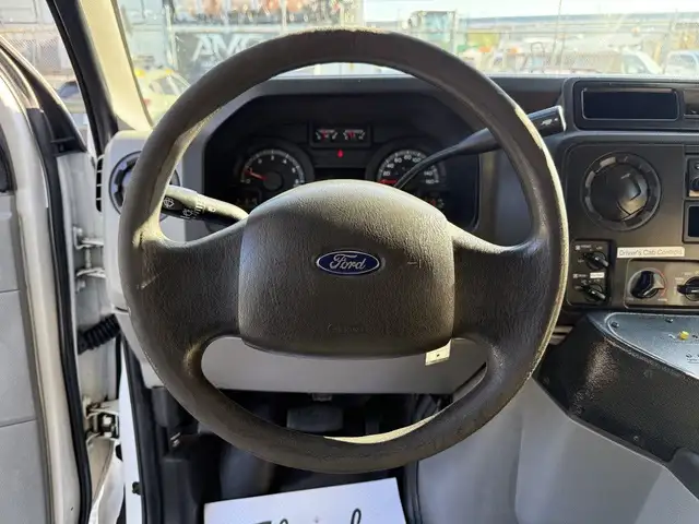 2016 Ford E-350 Econoline Super Duty 8 Passenger Wheelchair Acce in Heavy Trucks in City of Montréal - Image 29