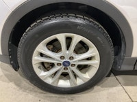 Le Ford Escape SE AWD 2017 offert chez AutoStudio 72 a une robe argent, un habitacle noir et 4 porte... (image 7)