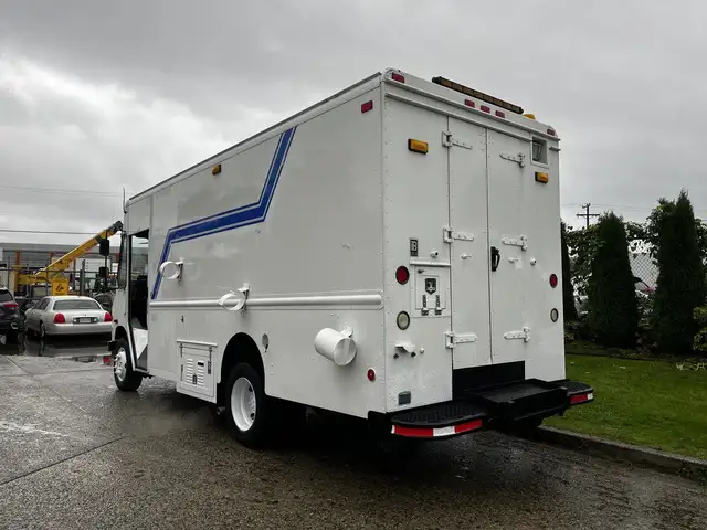 2005 Morgan Olson Workhorse 14 Foot Step Van with Shelving in Heavy Trucks in City of Montréal - Image 8