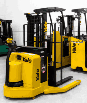Electric Stacker Yale 4000lbs for sale in Other in City of Toronto - Image 3