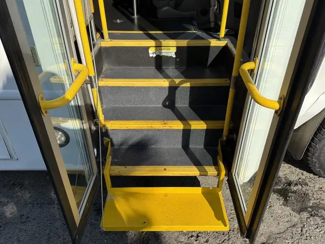 2016 Ford E-350 Econoline Super Duty 8 Passenger Wheelchair Acce in Heavy Trucks in City of Montréal - Image 14