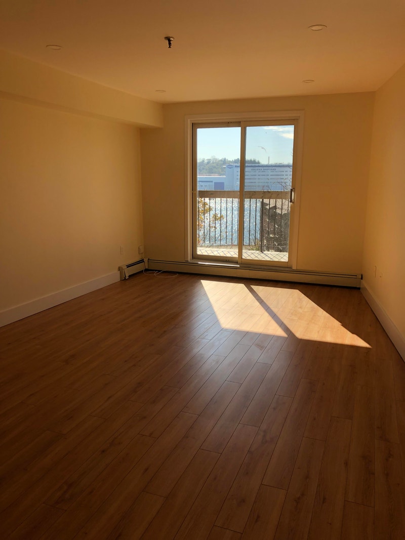 Fantastic 1 bedroom on the Dartmouth Waterfront Available NOW! Long