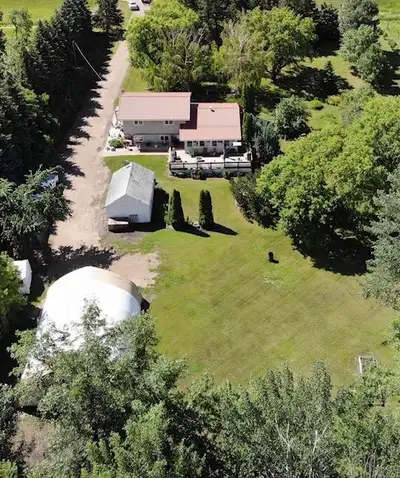 R39//Dufferin/Enjoy this 2.04 Acre Property! Room enough to experience the Country Lifestyle while m...