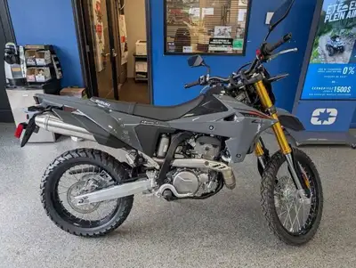 SUZUKI DRZ 400 S 2025 PDSF : 11899.0$ Transport et préparation : 776.0$ Supplément logistique : 0.0$...