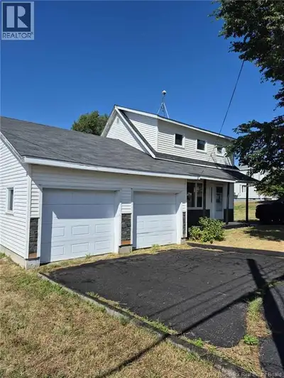 Découvrez cette maison familiale située a Bas-Caraquet avec cour asphalté et garage compris dessus l...