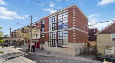 Price: $949,000 / $3,600/mo Super Stylish Two-Storey Loft Nestled In The Trendy Upper Beaches. Prese...
