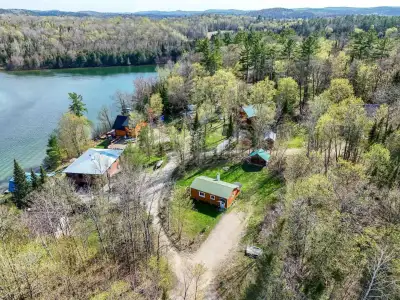Maison de campagne , 3 chambres a coucher, grand terrain vue sur l'eau, chauffage au bois et électri...