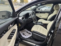 2016 Kia Sorento SX V6 Premium Comfort Meets Confident Performance Elevate every drive with this 201... (image 6)
