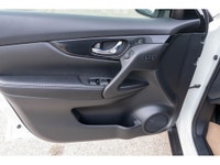 ALL WHEEL DRIVE W/LOADS OF FEATURES - Power panoramic Sunroof - Motion -Activated Liftgate - Dual Zo... (image 8)