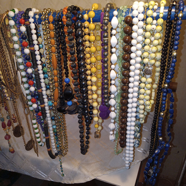 Lot of over 90 Necklaces and Chokers  Costume Jewelry and Gold in Jewellery & Watches in Belleville - Image 4