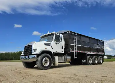 2015 Freightliner 114SD Tri-Drive Grain Truck Well-maintained Western Canadian fleet truck. Mileage:...