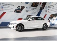 2022 BMW 3 Series 330e xDrive 2.0L 4-Cylinder AWD 8-Speed Automatic EXTERIOR - ALPINE WHITE INTERIOR... (image 5)