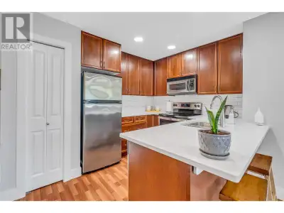OPEN HOUSE - Saturday, June 14th from 11:00am to 12:30pm. Must see Top Floor Vaulted unit with, 2 Be...