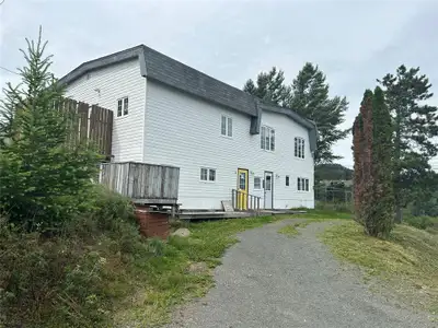A GREAT INVESTMENT PROPERTY WITH 2 UNITS AND A POSSIBILITY TO COMPLETE A 3RD UNIT, CENTRALLY LOCATED...