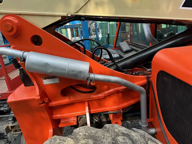 JLG Gradall G6-42A Telehandler Worksite Ready in Heavy Equipment in Hamilton - Image 10