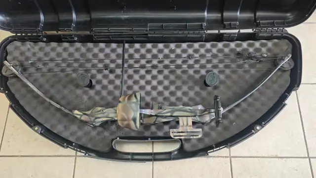 Vintage Compound Bow's With Case (Package Deal) in Fishing, Camping & Outdoors in Hamilton - Image 2