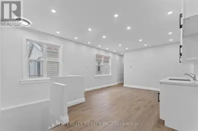 68 GREENDALE AVENUE Toronto (Rockcliffe-Smythe), Ontario