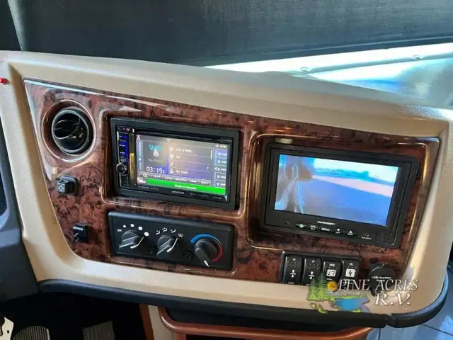 2013 Fleetwood RV Discovery 40X Diesel 057,684 Miles in RVs & Motorhomes in Moncton - Image 17