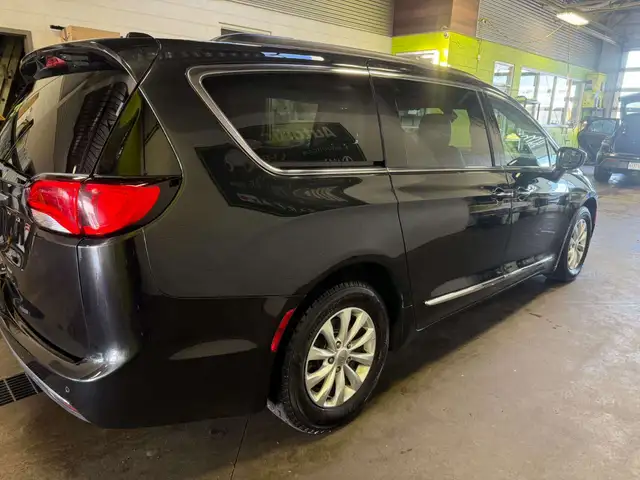 2017 Chrysler Pacifica Touring-L604128130347182083